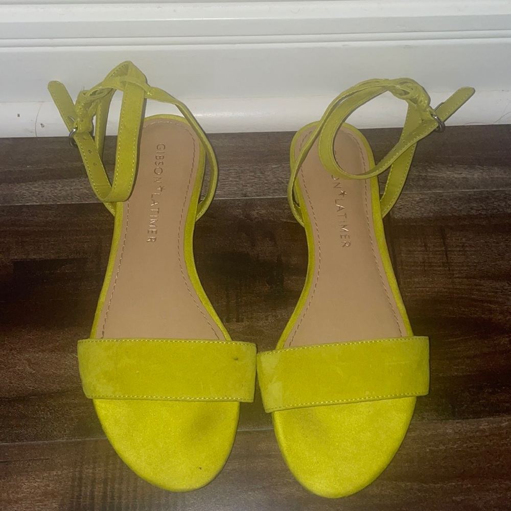 Flat sandal green color